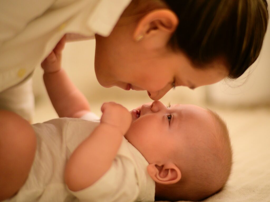 Baby und Mama glücklich