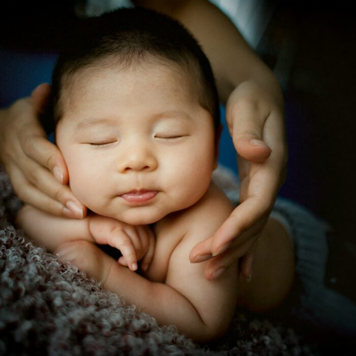 Baby schläft gut durch weisses Rauschen