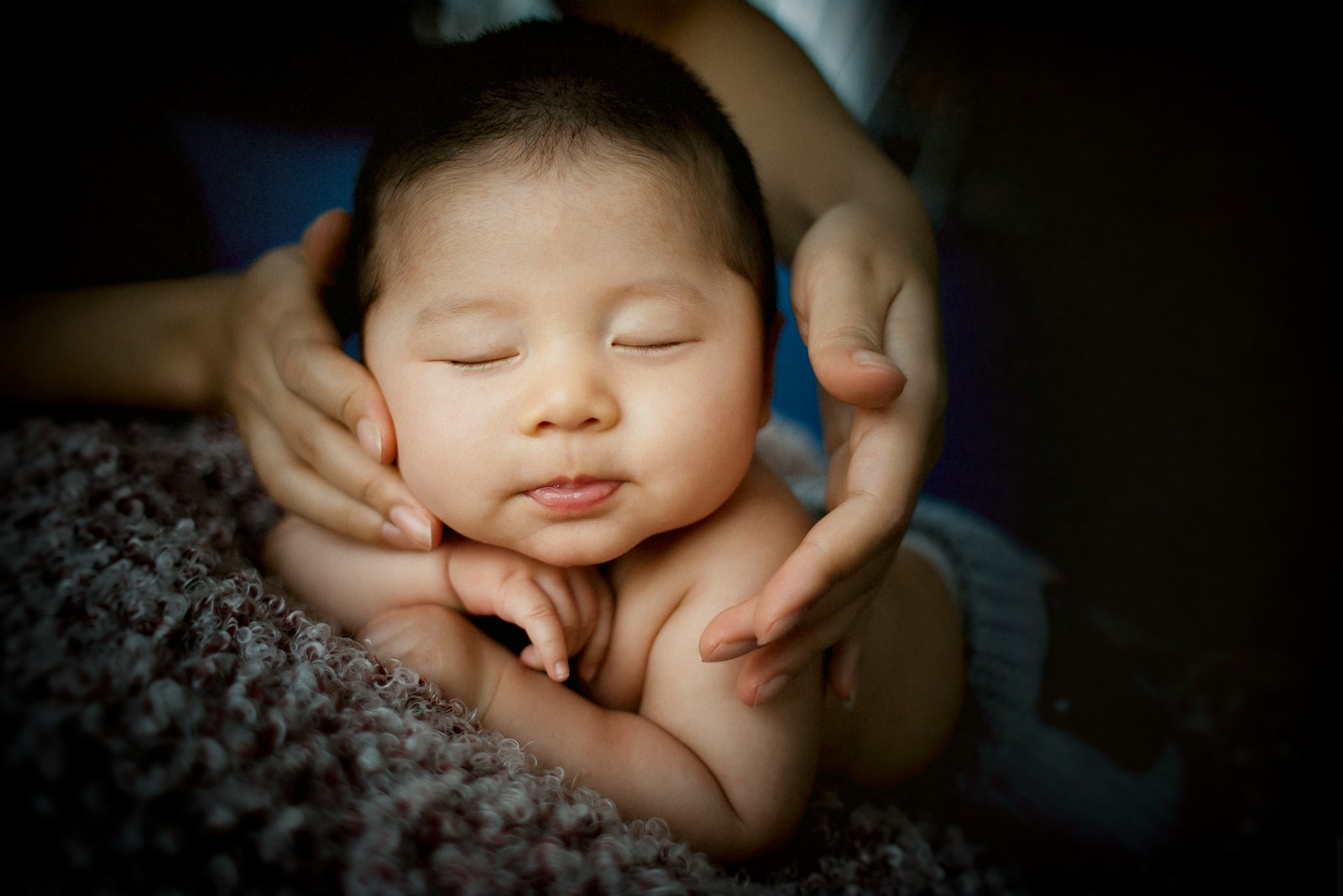 Baby schläft gut durch weisses Rauschen