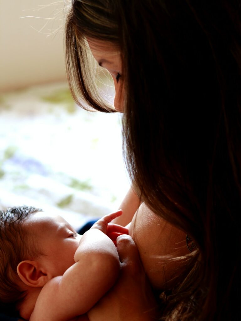 Baby wird gestillt mit Muttermilch